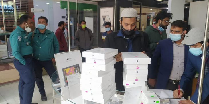 নামী-দামী ব্র্যান্ডের অনুমোদনবিহীন মোবাইল জব্দ বিটিআরসির
