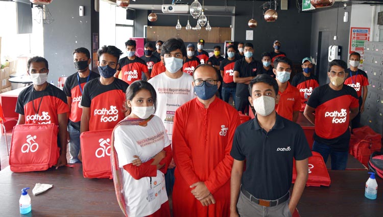 করোনা টিকা পাচ্ছেন ‘পাঠাও’র সম্মুখসারীর করোনাযোদ্ধারা করোনা টিকা পাচ্ছেন ‘পাঠাও’র সম্মুখসারীর করোনাযোদ্ধারা