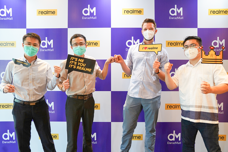 একসাথে বাজার সম্প্রসারণে কাজ করতে রিয়েলমি-দারাজের চুক্তি একসাথে বাজার সম্প্রসারণে কাজ করতে রিয়েলমি-দারাজের চুক্তি