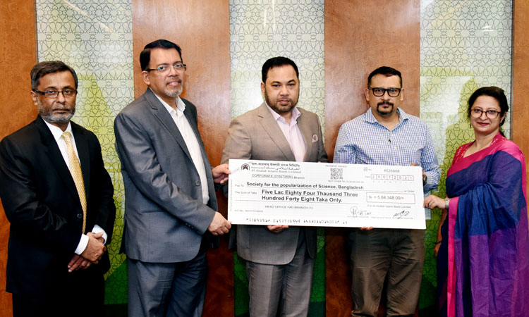 সায়েন্স অলিম্পিয়াডের টাইটেল স্পন্সরের চেক হস্তান্তর