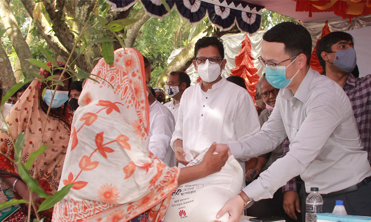 আগে কখনও এ অঞ্চলে ত্রাণ সামগ্রী আসতো না,নাটোরের সন্তান হিসেবে আমি আমার মানুষের কষ্ট অনুভব করতে পারি : পলক