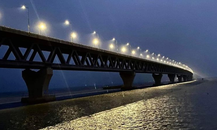 একযোগে আলোকোজ্জ্বল হল পদ্মা সেতু