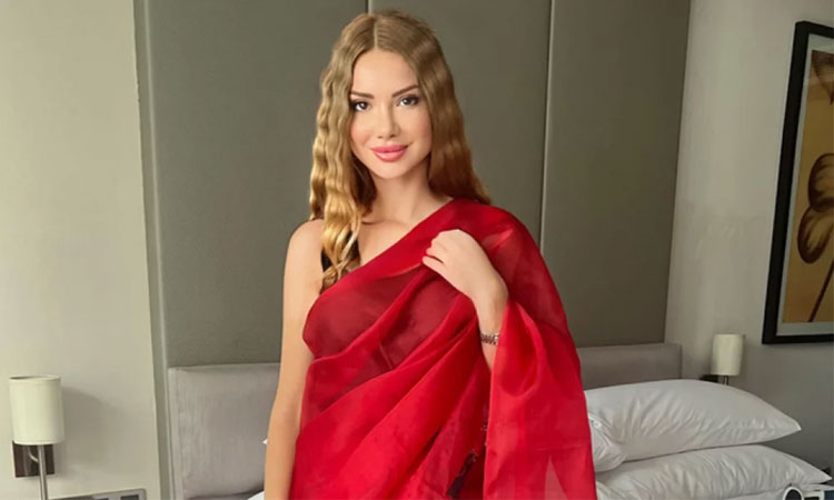 বাঙালি সাজে রোমানিয়ান পপ তারকা ওটিলিয়া
