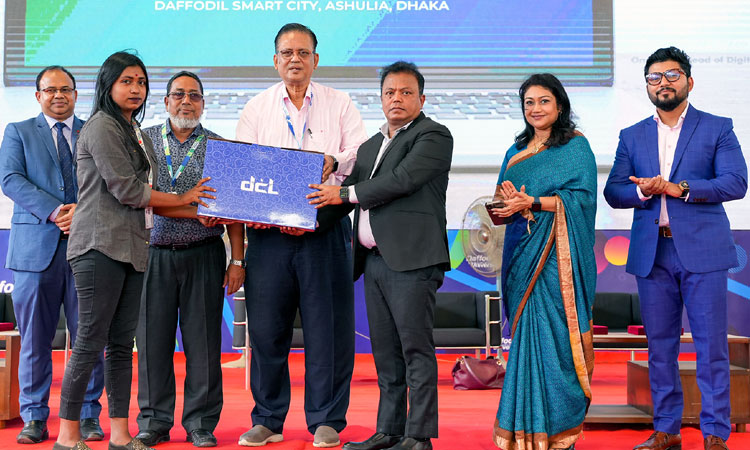 ড্যাফোডিলে ৫০০০ শিক্ষার্থীর মাঝে বিনামূল্যে ল্যাপটপ বিতরণ
