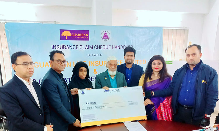 শরীয়তপুর ডেভেলপমেন্ট সোসাইটিকে গার্ডিয়ান লাইফ ইন্স্যুরেন্সের বীমা দাবি চেক হস্তান্তর