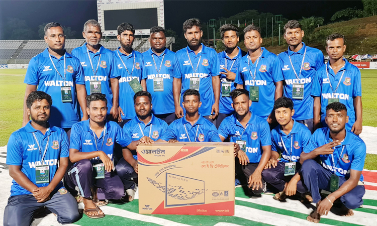 সিলেট স্টেডিয়ামের মাঠকর্মীদের টিভি উপহার দিলো ওয়ালটন