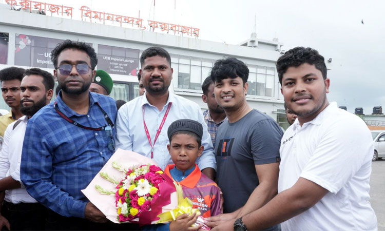 শিশু জুনায়েদের বিমানে চড়ার ‘স্বপ্ন পূরণ’ করলো ওয়ালটন প্লাজা