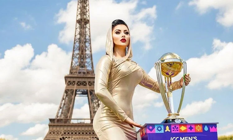‘সোনায় মোড়ানো আইফোন’ হারিয়েছেন উর্বশী