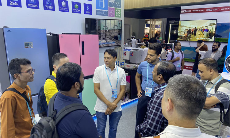ক্যান্টন ফেয়ারে বাংলাদেশে তৈরি ওয়ালটনের আইওটি বেজড স্মার্ট প্রযুক্তিপণ্য দেখে মুগ্ধ বিশ্ব