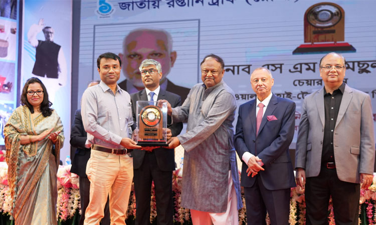জাতীয় রপ্তানি ট্রফি পেল ওয়ালটন