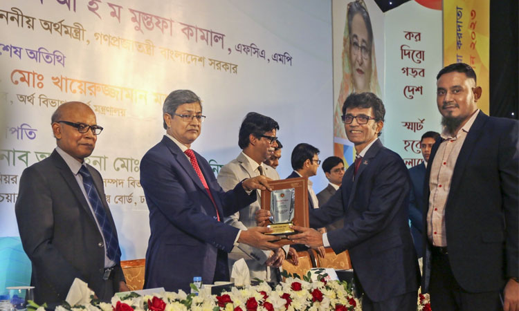 সেরা করদাতা সম্মাননা ও জাতীয় ট্যাক্স কার্ড পেলেন ওয়ালটনের ৩ উদ্যোক্তা পরিচালক, ওয়ালটন প্লাজা
